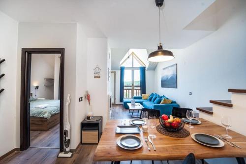 Postel nebo postele na pokoji v ubytování Alpin Penthouse 2 Bedroom with Fireplace and Mountain View