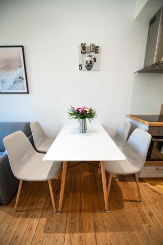 Ruang duduk di Superbe appartement proche port Guillaume