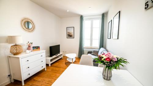 Televízia a/alebo spoločenská miestnosť v ubytovaní Superbe appartement proche port Guillaume