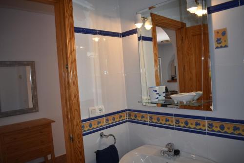 ein Badezimmer mit Waschbecken und Spiegel in der Unterkunft Casa Inmaculada con piscina privada in Cómpeta