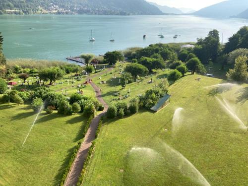 an aerial view of a park next to the water at Apartment mit Seeblick & Seezugang in Villach