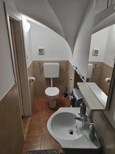 a bathroom with a white sink and a toilet at Casa Vacanza De Flagilla in Brindisi
