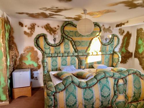 Postel nebo postele na pokoji v ubytování Bali Colosseum Hotel