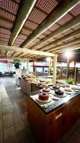 ein Buffet mit vielen verschiedenen Speisen in der Unterkunft Hotel Pé na Areia in Penha