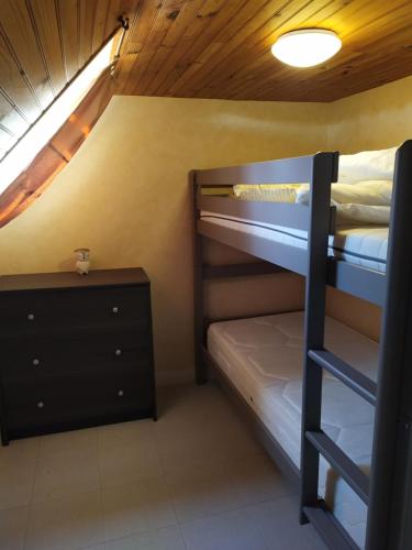 een kamer met 2 stapelbedden en een dressoir bij Maison de vacances à Portsall in Portsall