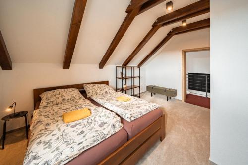 Postel nebo postele na pokoji v ubytování Rodinné apartmány LEVÝPRAVÝ ve Frymburku
