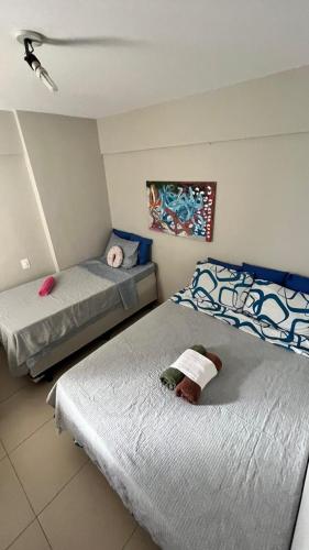 two beds in a room with two mattresses at Apartamento New Wave - 2 quartos Setor Bueno in Goiânia