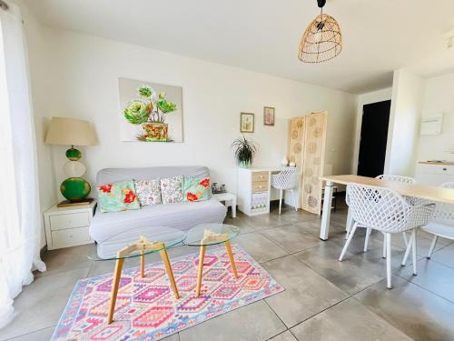 un salon avec un canapé et une table dans l'établissement La maison de Lilette proche Argelès Gazost, à Ayzac-Ost