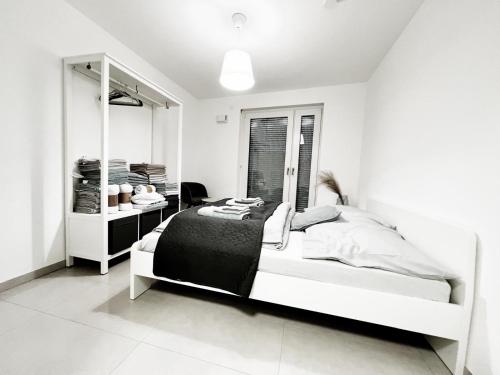 Postel nebo postele na pokoji v ubytování Özels Designer Loft Metzingen - Smart TV, Netflix, private kostenlose Tiefgarage, Self-Express Check-in,Check-out, Outlet 100m
