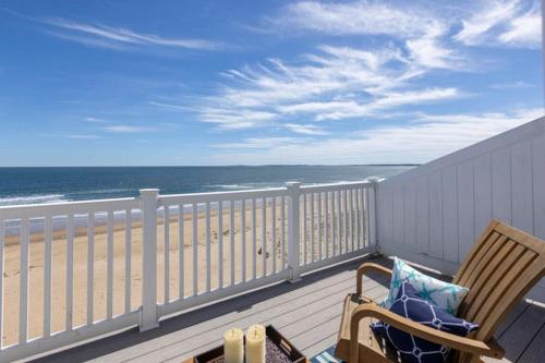 a balcony with a chair and the beach at The New Oceanic Inn in Old Orchard Beach