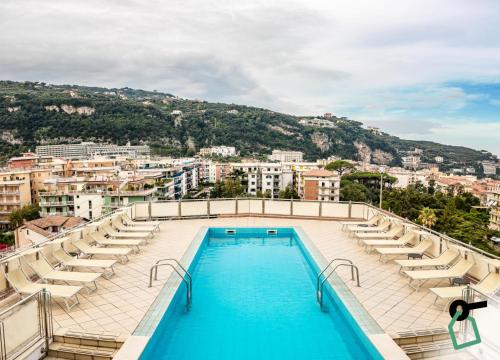 Nespecifikovaný výhled na hory nebo výhled na hory při pohledu z hotelu
