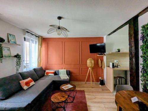 un salon avec un canapé et une table dans l'établissement Le Petit Bali, à Sélestat