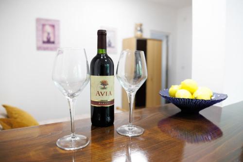 eine Flasche Wein und zwei Gläser auf einem Tisch in der Unterkunft Vila Jevtic studio 4 in Sokobanja