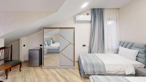 Кровать или кровати в номере Royal Renaissance Hotel
