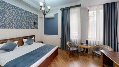 Кровать или кровати в номере Royal Renaissance Hotel