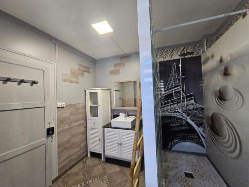 La salle de bains est pourvue d'un lavabo et d'un escalier. dans l'établissement Les Caloges , maison avec terrasse, à Étretat