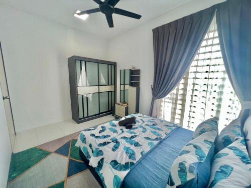 a bedroom with a bed and a ceiling fan at Bukan Cinta Biasa Home 3 bilik aircond, dua ruang tamu aircond dan free wifi 500 meter dari Hospital Sultanah Bahiyah Alor Setar in Kampong Sungai Mati