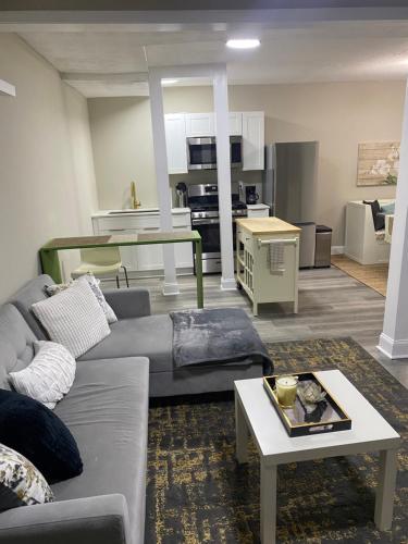 Η κουζίνα ή μικρή κουζίνα στο Cozy lower-level apartment