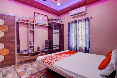 Postel nebo postele na pokoji v ubytování Hotel O Siddhi Vinayak