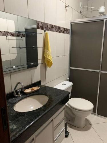 ボニートにあるCasa centro Bonitoの洗面台、トイレ、シャワー付きのバスルーム