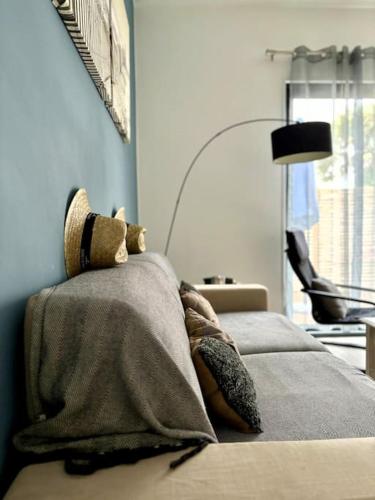 une chambre avec un lit avec une couverture dessus dans l'établissement Maison des sables piscine chauffée 2 chambres 100m des plages, à Angoulins-sur-Mer