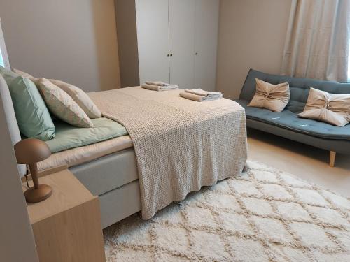 ein Wohnzimmer mit Sofa und Tisch in der Unterkunft Casa Rantala, cozy living with family and friends in Seinäjoki