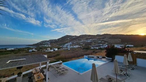 Cette villa dispose d'une piscine et offre une vue sur l'océan. dans l'établissement Mykonos4Islands Seaside Villas and Suites, à Kalo Livadi