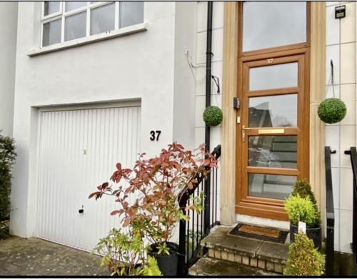 Aed väljaspool majutusasutust Beautiful 4 bedroom Townhouse minutes from Belfast City Centre