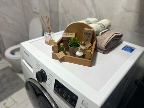 APARTMAN DBR -Dobrinja Sarajevo-FREE GARAGE في سراييفو: صندوق خشبي صغير يوضع أعلى الغسالة