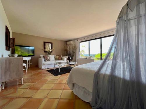 Ένα ή περισσότερα κρεβάτια σε δωμάτιο στο Luxurious 7-Bedroom Villa with magnificent view