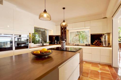 Η κουζίνα ή μικρή κουζίνα στο Luxurious 7-Bedroom Villa with magnificent view