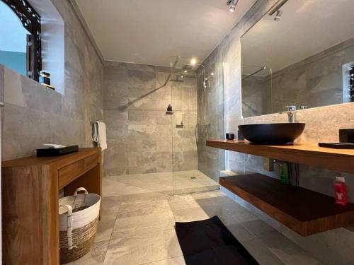 Ένα μπάνιο στο Luxurious 7-Bedroom Villa with magnificent view