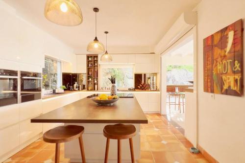 Η κουζίνα ή μικρή κουζίνα στο Luxurious 7-Bedroom Villa with magnificent view
