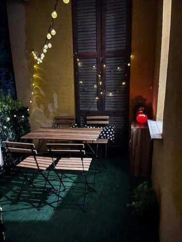 a table and chairs sitting in front of a building at Appartamento Treviglio-centro in Treviglio