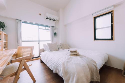 New! 7 Top floor Japandi loft in Prime Locationにあるベッド