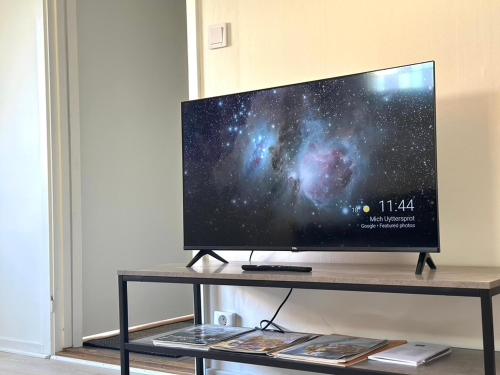 TV a/nebo společenská místnost v ubytování Fint lgh centrum Vimmerby