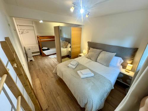 Un dormitorio con una cama con dos toallas encima. en Appartement central avec Spa, en Crans-Montana