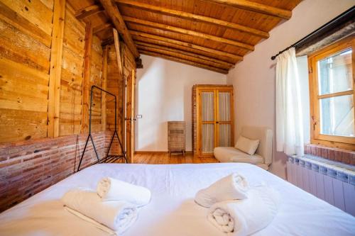 Cama o camas de una habitación en Alojamientos El Picoto Navasfrías
