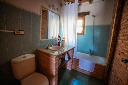 Koupelna v ubytování Alojamientos El Picoto Navasfrías