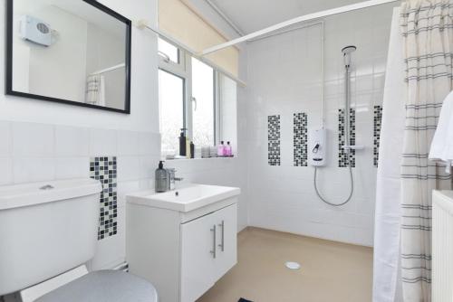 Koupelna v ubytování Suspire house Sleeps7-Garden-Bbq-Coastal retreat