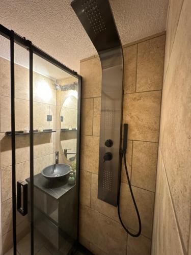 une salle de bain avec un lavabo et une douche dans l'établissement T2 parking privé, centre, plage et gare, à Les Playes