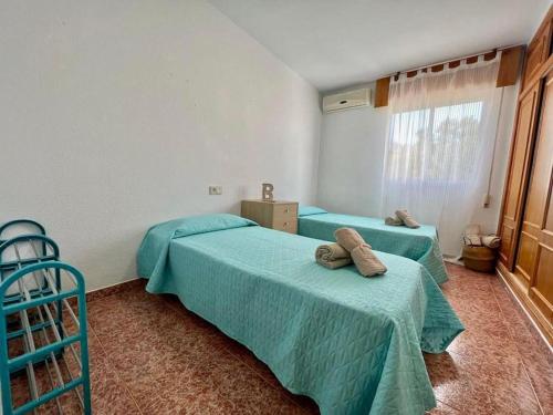 Un dormitorio con dos camas y una ventana. en Casa las 3 lunas, en San José