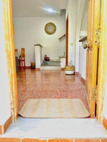 an open door to a room with a rug on the floor at Casa las 3 lunas in San José