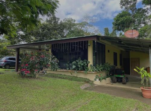 Taman di luar Haciendo Amigos en El Canasto