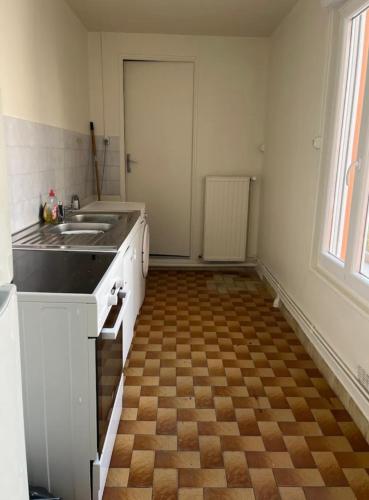 une cuisine avec un évier et un plan de travail dans l'établissement Maison, au Mans