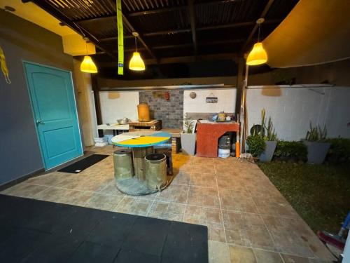 a patio with a table and a kitchen in the background at Apartamento Totalmente Equipado in Mixco