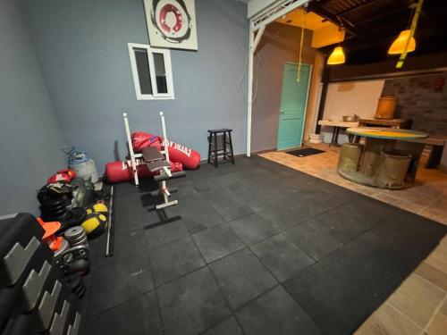 a room with a room with a table and a table at Apartamento Totalmente Equipado in Mixco