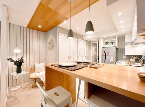 eine Küche mit einer hölzernen Arbeitsplatte in einem Zimmer in der Unterkunft Las Toscas in Mar del Plata