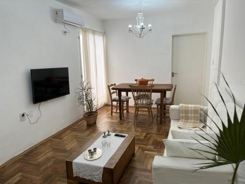 una sala de estar con un sofá y una mesa en Departamento FABULOSO en 25 de mayo, en Santa Fe