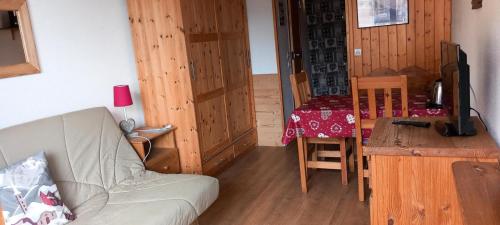 un salon avec un canapé et une table dans l'établissement Résidence Armoise - Studio 3 personnes à Arc 1800 en centre station, proche des pistes et des commerces, dans le village des Villards MAE-1982, à Arc 1800
